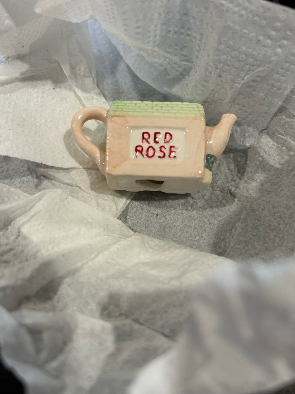 Rosa’s Red Rose Tea Collectible